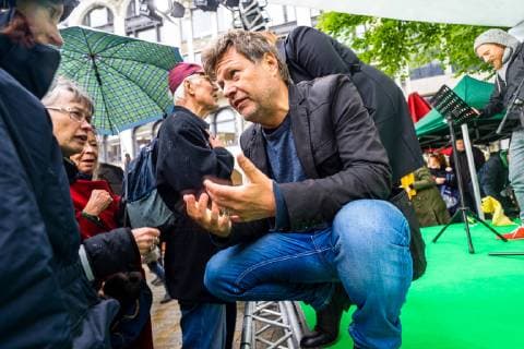 News Themen der Woche KW20 News Bilder des Tages Robert Habeck und Katharina Fegebank auf dem Gänsemarkt Politik, Wahlveranstaltung der Gruenen, Grünen, Buendnis 90, Bündnis: Robert Habeck und Katharina Fegebank auf dem Gänsemarkt. Hamburg, Hamburger, Europa, europe, Norddeutschland, norddeutsch, Hansestadt, germany, Deutschland, Aussenaufnahme, draussen, tagsueber, Stadt, city, norddeutsche. *** Robert Habeck and Katharina Fegebank at the Gänsemarkt Politics, election event of the Greens, Greens, Buendnis 90, Bündnis Robert Habeck and Katharina Fegebank at the Gänsemarkt Hamburg, Hamburg, Europe, europe, Northern Germany, North German, Hanseatic City, Germany, outside, during the day, city, city, North German