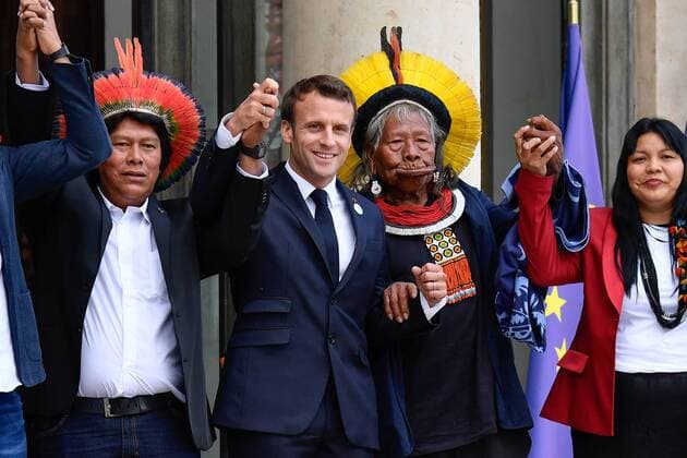 News Themen der Woche KW20 News Bilder des Tages Paris, Macron empfängt Häuptling des brasilianischen Kayapo-Volkes the President of the French Republic, Emmanuel Macron accompanies the Cacique Raoni METUKTIRE, Grand Chief of the Kayapo people at the Elysee Palace, in Paris on May 16, 2019  JulienxMattiax xLexPictorium LePictorium_0208734