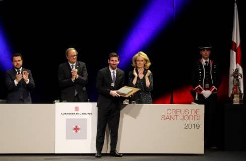 FC Barcelona s Argentinean striker Leo Messi (C) receives the Cross of Saint George award from Catalan regional Government Quim Torra (2-L) and Catalan Culture Minister Mariangela Vilallonga (2-R)during a ceremony in Barcelona, Catalonia, north eastern Spain, 16 May 2019. The Cross of Saint George award is handed by the Catalan regional Government to important personalities and social entities for their contributions in Catalonia. Cross of Saint George in Barcelona !ACHTUNG: NUR REDAKTIONELLE NUTZUNG!  Copyright: xTonixAlbirx GRAF2108 20190516-636936352654457202