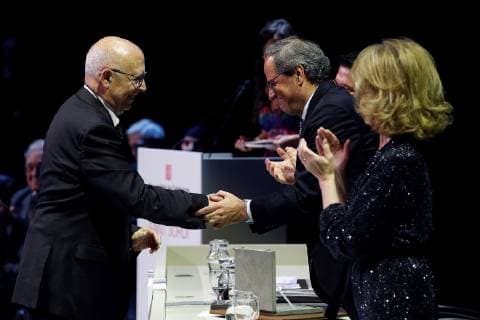 Former president of the Catalan Parliament, Joan Rigol (L), receives from Catalan regional President Quim Torra (2-R) the Cross of Saint George award at a ceremony in Barcelona, Catalonia, north eastern Spain, 16 May 2019. The Cross of Saint George award is handed by the Catalan regional Government to important personalities and social entities for their contributions in Catalonia. Cross of Saint George in Barcelona !ACHTUNG: NUR REDAKTIONELLE NUTZUNG!  Copyright: xAlejandroxGarciax GRAFCAT9207 20190516-636936354020642409