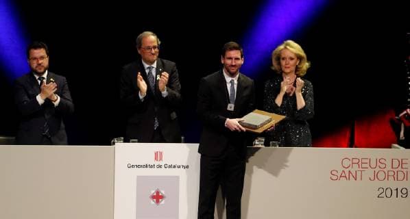 FC Barcelona s Argentinean striker Leo Messi (C) receives the Cross of Saint George award from Catalan regional Government Quim Torra (2-L) and Catalan Culture Minister Mariangela Vilallonga (R) during a ceremony in Barcelona, Catalonia, north eastern Spain, 16 May 2019. The Cross of Saint George award is handed by the Catalan regional Government to important personalities and social entities for their contributions in Catalonia. Cross of Saint George in Barcelona !ACHTUNG: NUR REDAKTIONELLE NUTZUNG!  Copyright: xTonixAlbirx GRAF2137 20190516-636936357906300202