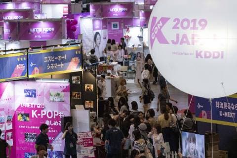 May 17, 2019 - Chiba, Japan - Visitors gather during the KCON 2019 Japan at Makuhari Messe Convention Center. The KCON aims to promote South Korea s culture including K-Pop, fashion, food, and tv shows in Japan. The culture festival is held from May 17 to 19. Chiba Japan - ZUMAm191 20190517_zap_m191_008 Copyright: xRodrigoxReyesxMarinx