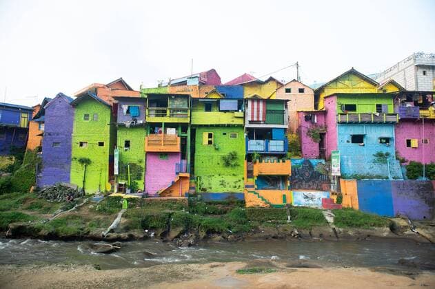 (190517) -- JAKARTA, May 17, 2019 (Xinhua) -- Photo taken on May 16, 2019 shows the scenery of Jodipan village in Malang, East Java, Indonesia. Jodipan is well-known for its colourful houses. (Xinhua Du Yu) INDONESIA-MALANG-COLOURFUL VILLAGE 