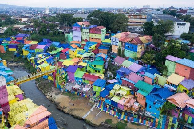 (190517) -- JAKARTA, May 17, 2019 (Xinhua) -- Photo taken on May 16, 2019 shows the scenery of Jodipan village in Malang, East Java, Indonesia. Jodipan is well-known for its colourful houses. (Xinhua Du Yu) INDONESIA-MALANG-COLOURFUL VILLAGE 