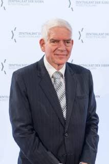 Verleihung des Leo Baeck-Preises 2019 durch den Zentralrat der Juden in Deutschland am Donnerstag (16.05.19) in Berlin an den Vorstandsvorsitzenden des Axel-Springer-Konzerns, Mathias Doepfner (Döpfner). (Foto: Josef Schuster, Praesident des Zentralrats der Juden in Deutschland) Der Zentralrat der Juden ehrt Doepfner fuer sein jahrzehntelanges, ausserordentliches Engagement fuer die juedische Gemeinschaft und fuer den Staat Israel. Der mit 10.000 Euro dotierte Leo-Baeck-Preis ist die hoechste Auszeichnung des Zentralrats. Doepfner habe sich in zahlreichen Artikeln und Reden mit Antisemitismus in all seinen Formen in Deutschland auseinandergesetzt. Die Erinnerung an die Schoah und die daraus resultierende Verantwortung Deutschlands gegen jede Form von Intoleranz und fuer Israel seien ihm ein Herzensthema. (Siehe epd-Bericht vom 17.05.2019 Copyright: epd-bild ChristianxDitsch EDITORIAL USE ONLY
