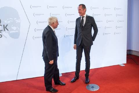 Verleihung des Leo Baeck-Preises 2019 durch den Zentralrat der Juden in Deutschland am Donnerstag (16.05.19) in Berlin an den Vorstandsvorsitzenden des Axel-Springer-Konzerns, Mathias Doepfner (Döpfner). (Foto v.l.: Josef Schuster, Praesident des Zentralrats der Juden in Deutschland und Mathias Doepfner) Der Zentralrat der Juden ehrt Doepfner fuer sein jahrzehntelanges, ausserordentliches Engagement fuer die juedische Gemeinschaft und fuer den Staat Israel. Der mit 10.000 Euro dotierte Leo-Baeck-Preis ist die hoechste Auszeichnung des Zentralrats. Doepfner habe sich in zahlreichen Artikeln und Reden mit Antisemitismus in all seinen Formen in Deutschland auseinandergesetzt. Die Erinnerung an die Schoah und die daraus resultierende Verantwortung Deutschlands gegen jede Form von Intoleranz und fuer Israel seien ihm ein Herzensthema. (Sieh Copyright: epd-bild ChristianxDitsch EDITORIAL USE ONLY