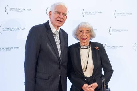 Margot Friedländer, 100. Geburtstag am 5. November Verleihung des Leo Baeck-Preises 2019 durch den Zentralrat der Juden in Deutschland am Donnerstag (16.05.19) in Berlin an den Vorstandsvorsitzenden des Axel-Springer-Konzerns, Mathias Doepfner (Döpfner). (Foto: Josef Schuster, Praesident des Zentralrats der Juden in Deutschland und die Holocaust-Ueberlebende Margot Friedlaender (Friedländer)) Der Zentralrat der Juden ehrt Doepfner fuer sein jahrzehntelanges, ausserordentliches Engagement fuer die juedische Gemeinschaft und fuer den Staat Israel. Der mit 10.000 Euro dotierte Leo-Baeck-Preis ist die hoechste Auszeichnung des Zentralrats. Doepfner habe sich in zahlreichen Artikeln und Reden mit Antisemitismus in all seinen Formen in Deutschland auseinandergesetzt. Die Erinnerung an die Schoah und die daraus resultierende Verantwortung Deutschlands gegen jede Form von Intoleranz und fuer Isr Copyright: epd-bild ChristianxDitsch EDITORIAL USE ONLY