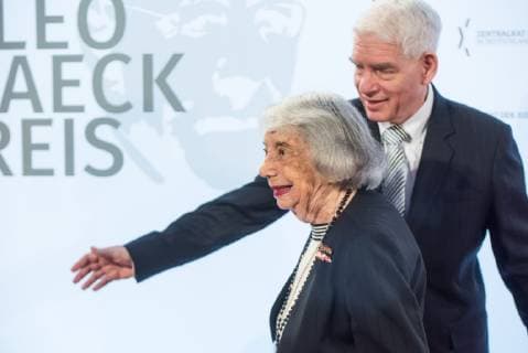 Verleihung des Leo Baeck-Preises 2019 durch den Zentralrat der Juden in Deutschland am Donnerstag (16.05.19) in Berlin an den Vorstandsvorsitzenden des Axel-Springer-Konzerns, Mathias Doepfner (Döpfner). (Foto: Josef Schuster, Praesident des Zentralrats der Juden in Deutschland und die Holocaust-Ueberlebende Margot Friedlaender (Friedländer)) Der Zentralrat der Juden ehrt Doepfner fuer sein jahrzehntelanges, ausserordentliches Engagement fuer die juedische Gemeinschaft und fuer den Staat Israel. Der mit 10.000 Euro dotierte Leo-Baeck-Preis ist die hoechste Auszeichnung des Zentralrats. Doepfner habe sich in zahlreichen Artikeln und Reden mit Antisemitismus in all seinen Formen in Deutschland auseinandergesetzt. Die Erinnerung an die Schoah und die daraus resultierende Verantwortung Deutschlands gegen jede Form von Intoleranz und fuer Isr Copyright: epd-bild ChristianxDitsch EDITORIAL USE ONLY