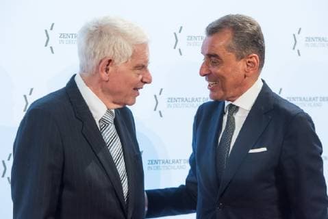 Verleihung des Leo Baeck-Preises 2019 durch den Zentralrat der Juden in Deutschland am Donnerstag (16.05.19) in Berlin an den Vorstandsvorsitzenden des Axel-Springer-Konzerns, Mathias Doepfner (Döpfner). (Foto v.l.: Josef Schuster, Praesident des Zentralrats der Juden in Deutschland und Michel Friedman, Publizist und Fernsehmoderator) Der Zentralrat der Juden ehrt Doepfner fuer sein jahrzehntelanges, ausserordentliches Engagement fuer die juedische Gemeinschaft und fuer den Staat Israel. Der mit 10.000 Euro dotierte Leo-Baeck-Preis ist die hoechste Auszeichnung des Zentralrats. Doepfner habe sich in zahlreichen Artikeln und Reden mit Antisemitismus in all seinen Formen in Deutschland auseinandergesetzt. Die Erinnerung an die Schoah und die daraus resultierende Verantwortung Deutschlands gegen jede Form von Intoleranz und fuer Israel seie Copyright: epd-bild ChristianxDitsch EDITORIAL USE ONLY