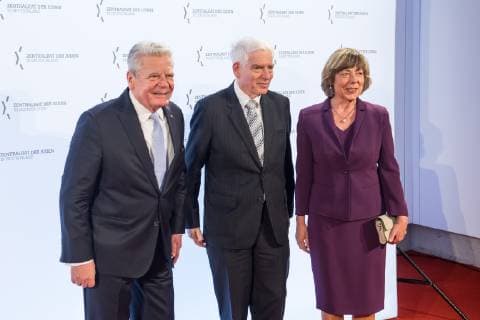 Verleihung des Leo Baeck-Preises 2019 durch den Zentralrat der Juden in Deutschland am Donnerstag (16.05.19) in Berlin an den Vorstandsvorsitzenden des Axel-Springer-Konzerns, Mathias Doepfner (Döpfner). (Foto v.l.: Der ehemalige Bundespraesident Joachim Gauck EDITORIAL USE ONLY