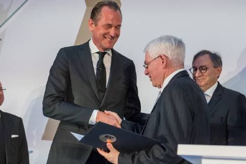 Verleihung des Leo Baeck-Preises 2019 durch den Zentralrat der Juden in Deutschland am Donnerstag (16.05.19) in Berlin an den Vorstandsvorsitzenden des Axel-Springer-Konzerns, Mathias Doepfner (Döpfner). (Foto v.l.: Mathias Doepfner und Josef Schuster, Praesident des Zentralrats der Juden in Deutschland) Der Zentralrat der Juden ehrt Doepfner fuer sein jahrzehntelanges, ausserordentliches Engagement fuer die juedische Gemeinschaft und fuer den Staat Israel. Der mit 10.000 Euro dotierte Leo-Baeck-Preis ist die hoechste Auszeichnung des Zentralrats. Doepfner habe sich in zahlreichen Artikeln und Reden mit Antisemitismus in all seinen Formen in Deutschland auseinandergesetzt. Die Erinnerung an die Schoah und die daraus resultierende Verantwortung Deutschlands gegen jede Form von Intoleranz und fuer Israel seien ihm ein Herzensthema. (Sieh Copyright: epd-bild ChristianxDitsch EDITORIAL USE ONLY