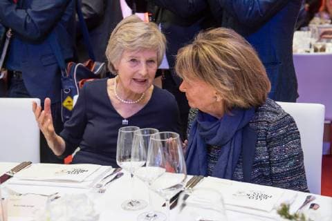 Verleihung des Leo Baeck-Preises 2019 durch den Zentralrat der Juden in Deutschland am Donnerstag (16.05.19) in Berlin an den Vorstandsvorsitzenden des Axel-Springer-Konzerns, Mathias Doepfner (Döpfner). (Foto v.l.: Friede Springer, Verlegerin und Vorstandsmitglied der Axel Springer SE und Charlotte Knobloch, Praesidentin der Israelitischen Kultusgemeinde Muenchen und Oberbayern) Der Zentralrat der Juden ehrt Doepfner fuer sein jahrzehntelanges, ausserordentliches Engagement fuer die juedische Gemeinschaft und fuer den Staat Israel. Der mit 10.000 Euro dotierte Leo-Baeck-Preis ist die hoechste Auszeichnung des Zentralrats. Doepfner habe sich in zahlreichen Artikeln und Reden mit Antisemitismus in all seinen Formen in Deutschland auseinandergesetzt. Die Erinnerung an die Schoah und die daraus resultierende Verantwortung Deutschlands gegen Copyright: epd-bild ChristianxDitsch EDITORIAL USE ONLY