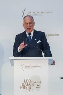 Verleihung des Leo Baeck-Preises 2019 durch den Zentralrat der Juden in Deutschland am Donnerstag (16.05.19) in Berlin an den Vorstandsvorsitzenden des Axel-Springer-Konzerns, Mathias Doepfner (Döpfner). (Foto: Ronald Lauder, Praesident des Juedischen Weltkongresses) Der Zentralrat der Juden ehrt Doepfner fuer sein jahrzehntelanges, ausserordentliches Engagement fuer die juedische Gemeinschaft und fuer den Staat Israel. Der mit 10.000 Euro dotierte Leo-Baeck-Preis ist die hoechste Auszeichnung des Zentralrats. Doepfner habe sich in zahlreichen Artikeln und Reden mit Antisemitismus in all seinen Formen in Deutschland auseinandergesetzt. Die Erinnerung an die Schoah und die daraus resultierende Verantwortung Deutschlands gegen jede Form von Intoleranz und fuer Israel seien ihm ein Herzensthema. (Siehe epd-Bericht vom 17.05.2019) Zentralrat Copyright: epd-bild ChristianxDitsch EDITORIAL USE ONLY