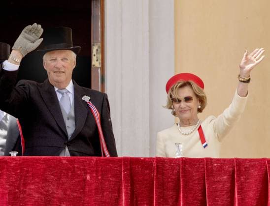 17-05-2019 Oslo Norwegian royal family on the balcony during the children’s parade on National day at the palace square in Oslo. Princess Mette Marit and Prince Haakon and Princess Ingrid Alexandra and Prince Sverre Magnus and King Harald and Queen Sonja  Copyright: xPPEx