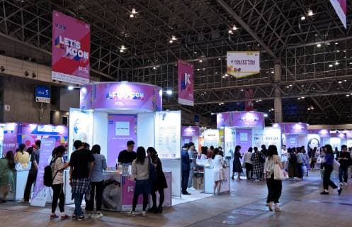 Visitors gather during the KCON 2019 Japan convention in Chiba-Prefecture, Japan on May 17, 2019. KCON is event of all Korean cultural content in which K-POP, K-Beauty, K-Fashion, K-Food, K-Drama, etc., Starting from Irvine, the United States in 2012, for the past 6 years, KCON was held in New York, LA, Tokyo, Abu Dhabi, Paris, Mexico City, Sydney. TKP2019051718 KEIZOxMORI