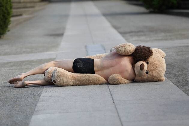 News Themen der Woche KW20 News Bilder des Tages Niels Weijer während der Tanzperformance I Love You Teddy So Much auf dem Platz der Einheit in Potsdam, 17. Mai 2019. Choreografie Niels Weijer (HZT Berlin). Tanz im öffentlichen Raum während der Potsdamer Tanztage. Potsdamer Tanztage I Love You Teddy So Much *** Niels Weijer during the dance performance I Love You Teddy So Much at Platz der Einheit in Potsdam, 17 May 2019 Choreography Niels Weijer HZT Berlin Dance in public space during the Potsdam Dance Days Potsdam Dance Days I Love You Teddy So Much