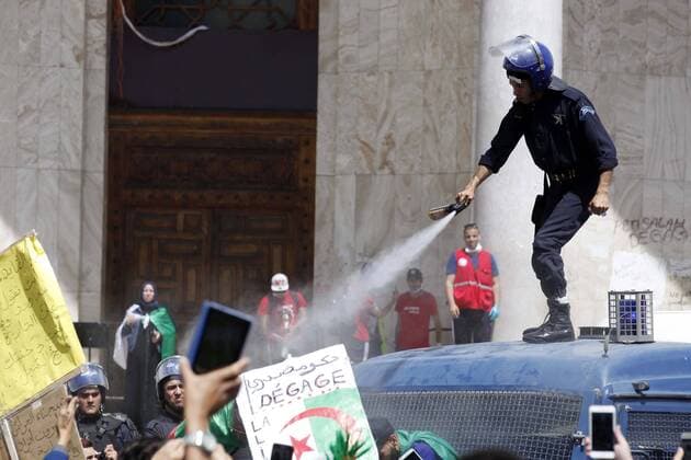 News Themen der Woche KW20 News Bilder des Tages May 17, 2019 - Algiers, Algeria - Clashes between riot police and Algerian demonstrators, Algiers, Algeria, May 17 For a radical change in the Algerian regime, for their 13th weekly rally the month of Islamic fasting Ramadan. Algiers Algeria  - ZUMAn230 20190517_zaa_n230_381 Copyright: xBillalxBensalemx