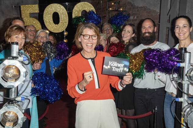 Entertainment Themen der Woche KW20 Entertainment Bilder des Tages Bettina Böttinger mit Gratulanten bei der Aufzeichnung der 500. Sendung der WDR-Talkshow Kölner Treff im WDR Studio BS 2. Köln, 17.05.2019 *** Bettina Böttinger with congratulants on the recording of the 500th broadcast of the WDR talk show Kölner Treff in the WDR Studio BS 2 Cologne, 17 05 2019 Foto:xR.xSchmiegeltx xFuturexImage