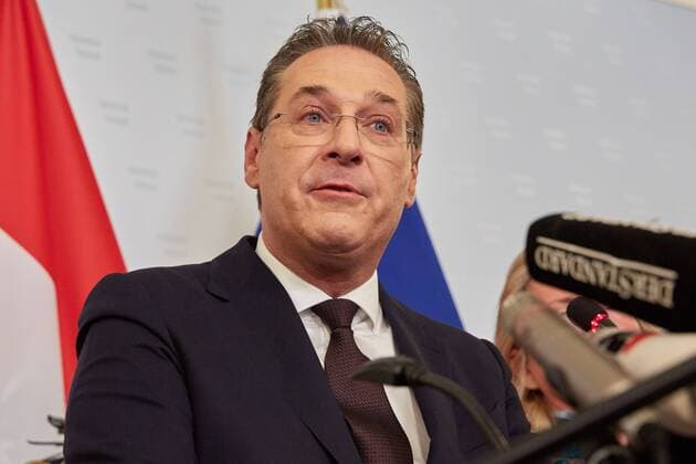 News Themen der Woche KW20 News Bilder des Tages - Wien 18.05.2019 - Knapp vor der EU-Wahl steht Österreichs Vizekanzler Heinz-Christian Strache (FPÖ) schwer unter Druck. Deutsche Medien veröffentlichten gestern ein Enthüllungsvideo, auf dem er im Juli 2017 mit einer vermeintlichen russischen Investorin auf Ibiza u.a. über milliardenschwere Staatsaufträge für Parteispenden spricht. Es wird bereits über Neuwahlenspekuliert. Heute äusserte sich Strache zu den Vorwürfen Austria s Vice-Chancellor Heinz-Christian Strache (FPÖ) is under pressure shortly before the EU elections. Yesterday, German media have released a revelation video showing that the vice-chancellor is talking to a supposed Russian investor in Ibiza about billion-dollar state contracts for party donations. About new elections is already speculated. Strache today commented on the allegations. PHOTO: der österreichische V 