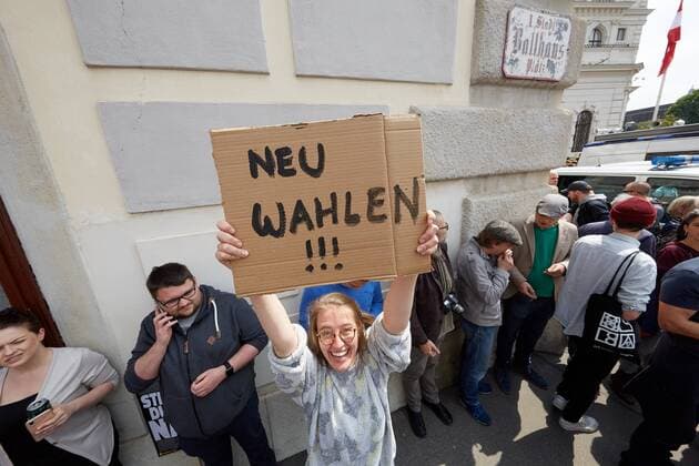 News Themen der Woche KW20 News Bilder des Tages - Wien 18.05.2019 - Knapp vor der EU-Wahl steht Österreichs Vizekanzler Heinz-Christian Strache (FPÖ) schwer unter Druck. Deutsche Medien veröffentlichten gestern ein Enthüllungsvideo, auf dem er im Juli 2017 mit einer vermeintlichen russischen Investorin auf Ibiza u.a. über milliardenschwere Staatsaufträge für Parteispenden spricht. Es wird bereits über Neuwahlenspekuliert. Heute äusserte sich Strache zu den Vorwürfen Austria s Vice-Chancellor Heinz-Christian Strache (FPÖ) is under pressure shortly before the EU elections. Yesterday, German media have released a revelation video showing that the vice-chancellor is talking to a supposed Russian investor in Ibiza about billion-dollar state contracts for party donations. About new elections is already speculated. Strache today commented on the allegations. PHOTO: Immer mehr Demonstran 