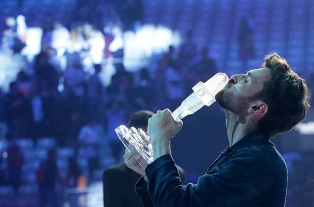 Entertainment Themen der Woche KW20 Entertainment Bilder des Tages TEL AVIV, ISRAEL, MAY 19, 2019: Contestant Duncan Laurence representing the Netherlands poses with the trophy as he wins the 2019 Eurovision Song Contest. Vyacheslav Prokofyev TASS  TS0ABDDF