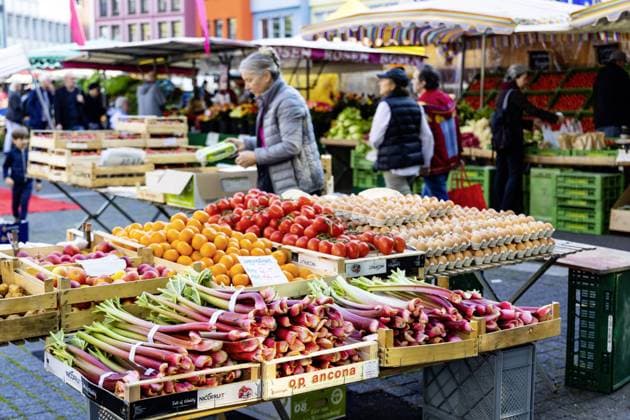 DEU, Deutschland, Stuttgart, Baden-Württemberg, 18.05.2019: Wochenmarkt Stuttgart auf dem Marktplatz. *** DEU, Germany, Stuttgart, Baden Württemberg, 18 05 2019 Stuttgart Weekly Market on the Market Square