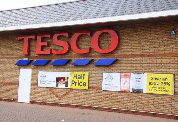 May 19, 2019 - United Kingdom - A Tesco store sign seen at the store, One of the Top Ten Supermarket chains brands in the United Kingdom. United Kingdom - ZUMAs197 20190519_zab_s197_033 Copyright: xKeithxMayhewx