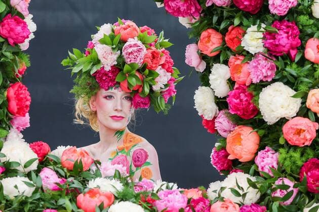 Entertainment Themen der Woche KW21 Entertainment Bilder des Tages May 20, 2019 - London, UK, UK - London, UK. A model wearing a floral display hat and body art poses for photographers at the Primrose Hill stand. .*** Warning - Nudity***..The Royal Horticultural Society Chelsea Flower Show is an annual garden show held over five days in the grounds of the Royal Hospital Chelsea in West London. The show is open to the public from 21 May until 25 May 2019. London UK  - ZUMAl94_ 20190520_zaf_l94_069 Copyright: xDinendraxHariax