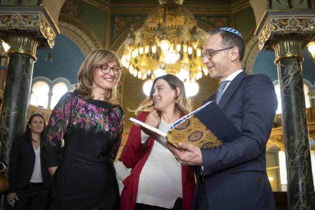 News Themen der Woche KW21 News Bilder des Tages Bundesaussenminister Heiko Maas, SPD, (r) bei einem Rundgang durch das Sofioter Toleranz-Dreieck mit Ekaterina Zaharieva, Vizeministerpaesidentin fuer Justizreform und Ministerin fuer Auswaertige Angelegenheiten der Republik Bulgarien (l). Hier aufgenommen beim Besuch der Sofioter Synagoge zusammen mit Stela Behar, Direktorin der Zentralen Sofioter Synagoge, (m). Sofia, 20.05.2019. Sofia Bulgaria *** Federal Foreign Minister Heiko Maas, SPD, r during a tour of the Sofia Tolerance Triangle with Ekaterina Zaharieva, Vice-Minister-President for Justice Reform and Minister for Foreign Affairs of the Republic of Bulgaria l Recorded here during a visit to the Sofia Synagogue together with Stela Behar, Director of the Central Sofia Synagogue, m Sofia, 20 05 2019 Sofia Bulgaria Copyright: xJaninexSchmitz photothek.netx