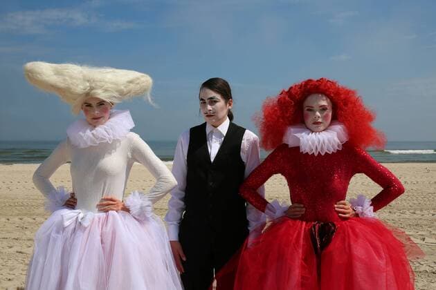 Entertainment Themen der Woche KW21 Entertainment Bilder des Tages Vor Ort Pressetermin der Vorpommerschen Landesbühne am Dienstag (21.05.2019) in Heringsdorf auf der Ostseeinsel Usedom zur 27. Spielzeit im Theaterzelt Chapeau Rouge unweit der Strandpromenade. In dem Zelt wird die Saison in diesem Jahr mit dem Stück Das Schloss von Franz Kafka eröffnet. Insgesamt stehen sechs verschiedene Abendstücke und diverse Kinderproduktionen bis zum 7. September auf dem Spielplan. Insgesamt sind 84 Vorstellungen geplant. Dabei m ist es die erste Saison unter dem neuen Intendanten Martin Schneider. Insgesamt präsentiert die Vorpommersche Landesbühne in der Sommersaison 2019 221 Vorstellungen an ihren sieben Spielstätten. Im Bild Das Stück Das Schloss Katha Hoffmann als K (Mitte), Schneeweißchen und Rosenrot (Severine Schabon (li.) und Hannah Ostermeier *** On site Press date of the Vorpommersche Landesbühne on Tue