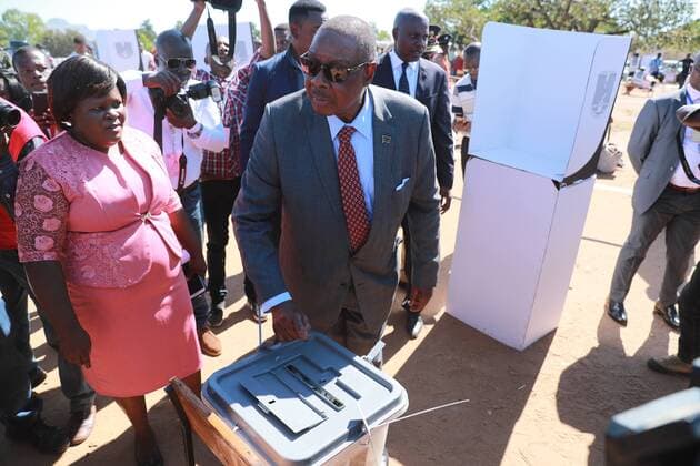 News Themen der Woche KW21 News Bilder des Tages (190521) -- THYOLO, May 21, 2019 (Xinhua) -- Malawian President Peter Mutharika casts his ballot at a polling station in Thyolo district, Malawi, May 21, 2019. Mutharika on Tuesday expressed happiness with the peaceful way the elections process has so far gone. (Xinhua Peng Lijun) MALAWI-THYOLO-ELECTION-PRESIDENT-VOTE 