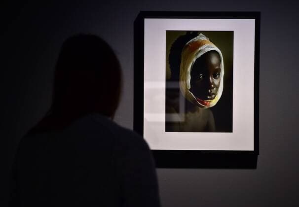 Entertainment Themen der Woche KW21 (190521) -- DUSSELDORF (GERMANY), May 21, 2019 (Xinhua) -- A visitor views Women War Photographers exhibition at Museum Kunstpalast in Dusseldorf, Germany, on May 21, 2019. The exhibition, held from March 8 to June 10, presents around 140 works by eight women photographers from the past 80 years. (Xinhua Lu Yang) GERMANY-DUSSELDORF-WOMEN WAR PHOTOGRAPHERS-EXHIBITION 