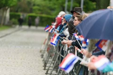 Visit of the King and Queen of the Netherlands to the State of Brandenburg Germany, Potsdam 22 05 2019 Official welcoming by the Prime Minister of Brandenburg Dietmar Woidke in the Brandenburg State Chancellery Passers-by waiting for the royal couple with flags in the rain Potsdam Brandenburg Germany