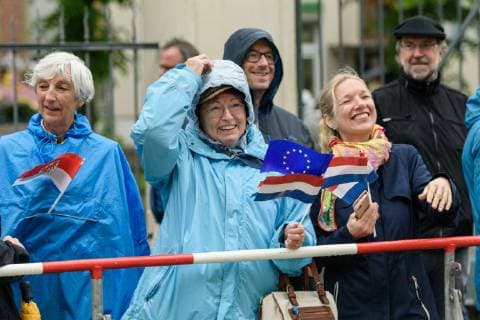 Visit of the King and Queen of the Netherlands to the State of Brandenburg Germany, Potsdam 22 05 2019 Official welcoming by the Prime Minister of Brandenburg Dietmar Woidke in the Brandenburg State Chancellery Passers-by waiting for the royal couple with flags in the rain Potsdam Brandenburg Germany