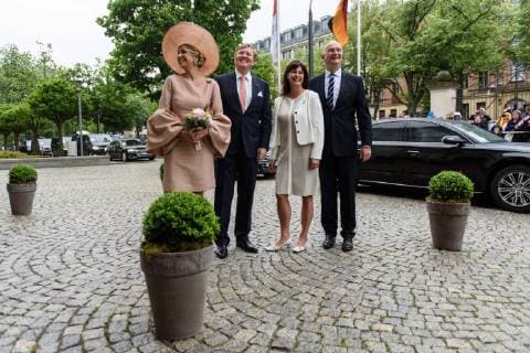 Visit of the King and Queen of the Netherlands to the State of Brandenburg Germany, Potsdam 22 05 2019 Official welcome by the Prime Minister of Brandenburg Dietmar Woidke in the State Chancellery Brandenburg In the picture you can see Her Majesty Queen Maxima, His Majesty King Willem Alexander, Susanne Woidke and Dietmar Woidke Potsdam Brandenburg Germany