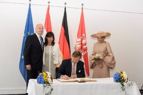 Visit of the King and Queen of the Netherlands to the State of Brandenburg Germany, Potsdam 22 05 2019 Official welcome by the Prime Minister of Brandenburg Dietmar Woidke in the State Chancellery Brandenburg In the picture you can see Dietmar Woidke, Susanne Woidke, His Majesty King Willem Alexander and Her Majesty Queen Maxima signing the guestbook Potsdam Brandenburg Germany