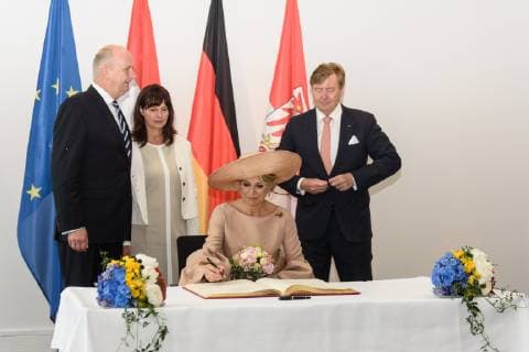 Visit of the King and Queen of the Netherlands to the State of Brandenburg Germany, Potsdam 22 05 2019 Official welcome by the Prime Minister of Brandenburg Dietmar Woidke in the State Chancellery Brandenburg In the picture you can see Dietmar Woidke, Susanne Woidke, Her Majesty Queen Maxima and His Majesty King Willem Alexander signing the guestbook Potsdam Brandenburg Germany