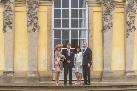 Visit of the King and Queen of the Netherlands to the State of Brandenburg Germany, Potsdam 22 05 2019 Photo shoot in front of Sanssouci Palace in Potsdam In the picture, Her Majesty Queen Maxima, His Majesty King Willem Alexander, Susanne Woidke and Dietmar Woidke can be seen in front of Sanssouci Palace Potsdam Brandenburg Germany