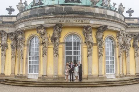 Visit of the King and Queen of the Netherlands to the State of Brandenburg Germany, Potsdam 22 05 2019 Photo shoot in front of Sanssouci Palace in Potsdam In the picture, Her Majesty Queen Maxima, His Majesty King Willem Alexander, Susanne Woidke and Dietmar Woidke can be seen in front of Sanssouci Palace Potsdam Brandenburg Germany