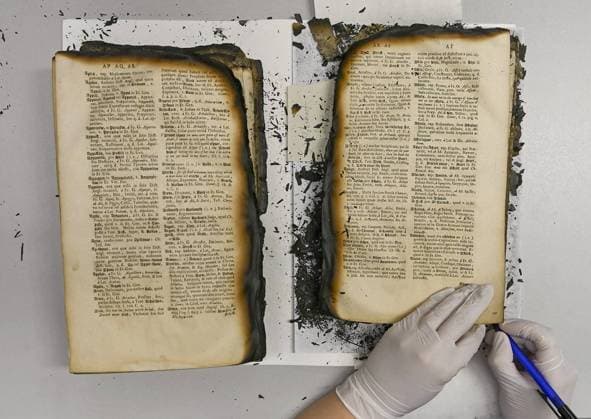 News Themen der Woche KW21 News Bilder des Tages Die Herzogin Anna Amalia Bibliothek erweitert die Funktion ihrer Restaurierungswerkstatt fuer brandgeschaedigtes Schriftgut in Weimar-Legefeld im Rahmen der Zusammenarbeit mit der Hochschule fuer angewandte Wissenschaft und Kunst Hildesheim Holzminden Goettingen (HAWK) und hat am Mittwoch (22.05.19) den Betrieb der Akademischen Lehrwerkstatt eroeffnet (Foto: Ein brandgeschaedigtes Buch vor der Restaurirung, Studentin Nathaly Witt traegt die Seitenzahlen ein). Die Restaurierungswerkstatt fuer brandgeschaedigtes Schriftgut ist die bundesweit einzige Einrichtung, in der Papiere mit gravierenden Schaeden durch Feuer und Wasser in grossen Mengen sicher und mit bestmoeglichem Erhalt der Originale bearbeitet werden koennen. Die in Weimar angewendeten Arbeitsprozesse ? Restaurierung fuer Druckschriften und Stabilisierende Konservierung fuer Musik Copyright: epd-bild MaikxSchuck EDITORIAL USE ONLY