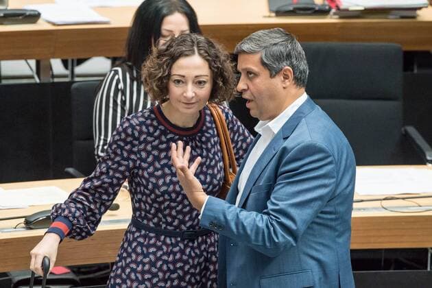 Politics Berlin Meeting House of Representatives Plenary session of the Berlin House of Representatives on Thursday, 23 May 2019 In the picture Ramona Pop, Buendnis 90 The Greens, Deputy Mayor and Senator for Economics, Energy and Enterprises, in conversation with Raed Saleh, parliamentary party leader of the SPD 23 5 2019, Berlin