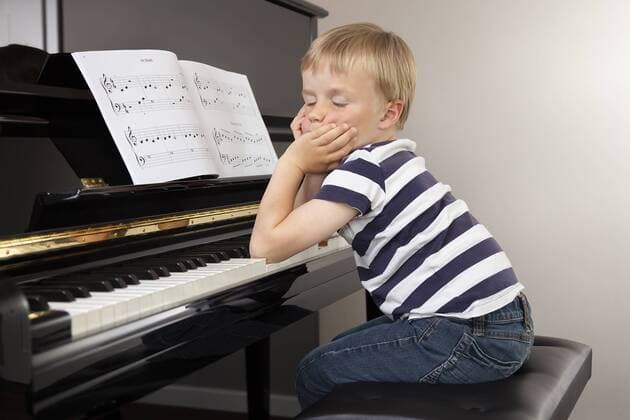 Junge, 4 Jahre, sitzt erschoepft am Klavier, DEUTSCHLAND, 07.05.2019. Boy, 4 years, sitting tired in front of the piano, GERMANY, 07.05.2019. Junge, 4 Jahre, sitzt erschoepft am Klavier Boy, 4 years, sitting tired in front of the piano