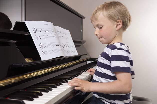 Junge, 4 Jahre, spielt Klavier, DEUTSCHLAND, 07.05.2019. Boy, 4 years, playing piano, GERMANY, 07.05.2019. Junge, 4 Jahre, spielt Klavier Boy, 4 years, playing piano
