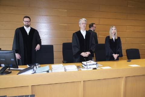 Das Gericht unter Leitung des Vorsitzenden Richters Esser da Silva (Mitte), und Richter ELSEN (links) und Richterin HECK, Verfahren von Maike Kohl-Richter gegen Autor Heribert Schwan und den Spiegel Verlag ueber das Buch VERMAECHTNIS, ob weitere Passagen verboten werden sollen und die Hoehe der erzielten Gewinne am 22.05.2019 vor dem Landgericht Koeln, *** The court, chaired by Judge Esser da Silva Mitte, and Judge ELSEN links and Judge HECK, proceedings by Maike Kohl Richter against author Heribert Schwan and Spiegel Verlag over the book VERMAECHTNIS, whether further passages should be banned and the amount of profits achieved on 22 05 2019 before the Regional Court Cologne,