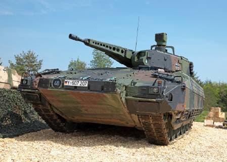 Schützenpanzer PUMA des Heeres in der statischen Darstellung beim Besuch der Bundeskanzlerin Angela Merkel in Munster. Am 20. Mai 2019 besucht Bundeskanzlerin Angela Merkel die Panzerlehrbrigade 9 in Munster, welche den Kern der Very High Readiness Joint Task Force Land 2019 (VJTF (L) 2019), der NATO-Speerspitze, stellt. Bei einer dynamischen Fähigkeitsvorführung sowie einer Vorstellung von Fahrzeugen und Systemen erhält die Bundeskanzlerin Einblick in Fähigkeit und Material der NATO-Speerspitze. Sie wird u.a begleitet vom Generalinspekteur der Bundeswehr, Eberhard Zorn, dem Inspekteur des Heeres, Generalleutnant Jörg Vollmer sowie dem Kommandeur der Panzerlehrbrigade 9, Brigadegeneral Ullrich Spannuth. Munster Niedersachsen Deutschland *** Army infantry fighting vehicle PUMA in the static view during Chancellor Angela Merkels visit