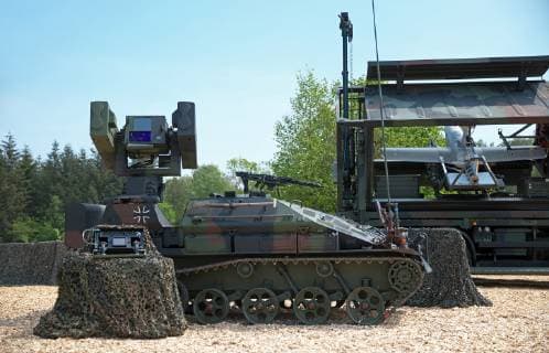 Leichtes Flugabwehrsystem Ozelot in der statischen Darstellung beim Besuch der Bundeskanzlerin in Munster. Am 20. Mai 2019 besucht Bundeskanzlerin Angela Merkel die Panzerlehrbrigade 9 in Munster, welche den Kern der Very High Readiness Joint Task Force Land 2019 (VJTF (L) 2019), der NATO-Speerspitze, stellt. Bei einer dynamischen Fähigkeitsvorführung sowie einer Vorstellung von Fahrzeugen und Systemen erhält die Bundeskanzlerin Einblick in Fähigkeit und Material der NATO-Speerspitze. Sie wird u.a begleitet vom Generalinspekteur der Bundeswehr, Eberhard Zorn, dem Inspekteur des Heeres, Generalleutnant Jörg Vollmer sowie dem Kommandeur der Panzerlehrbrigade 9, Brigadegeneral Ullrich Spannuth. Munster Niedersachsen Deutschland *** On 20 May 2019 Federal Chancellor Angela Merkel visits Panzerlehrbrigade 9 in Munster, which is the core o