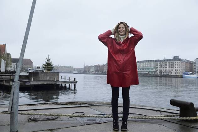 Denmark, Copenhagen, happy woman at the waterfront in rainy weather model released Symbolfoto  ECPF00669
