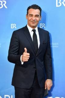 Erol SANDER actor single picture, cut single motif, half figure, half figure red carpet, Red Carpet, Bavarian Television Award 2019 on 24 05 2019