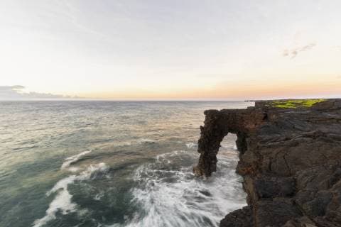 USA, Hawaii, Big Island, Volcanoes National Park, Pacific Ocean, Holei Sea Arch  FOF10540