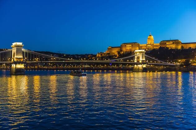 Hungary, Budapest, Buda Castle and chain bridge at dusk  RUNF01771